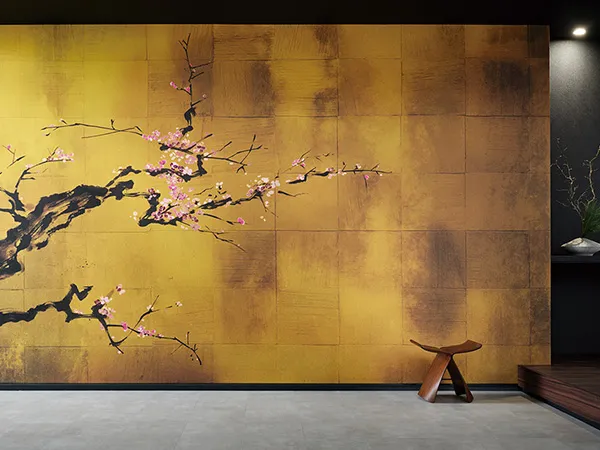 屏風をイメージした迫力ある枝ぶりの梅花デザインの壁紙・ウォールペーパー